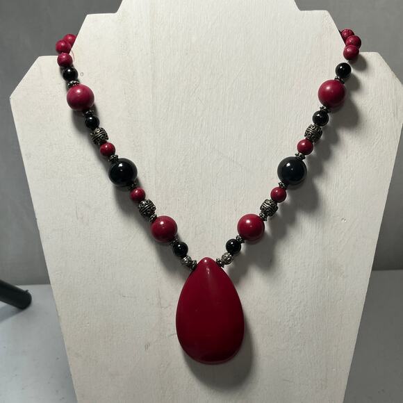 Red Howlite Stone Statement Necklace Red Silver Black 18 inches - Picture 1 of 3